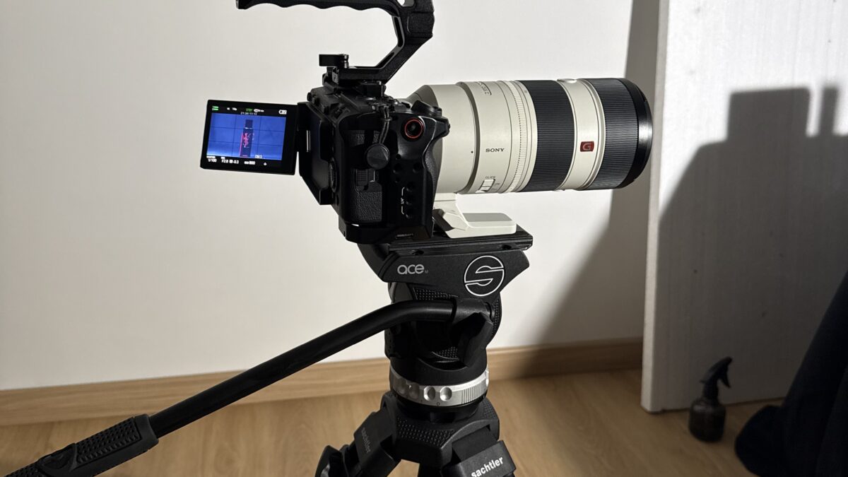 Caméra cinéma sur trépied prête pour un tournage vidéo à Paris