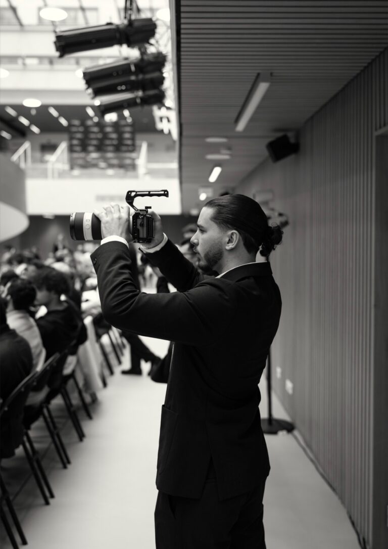 Vidéaste Elevent Record filmant une interview témoignage client