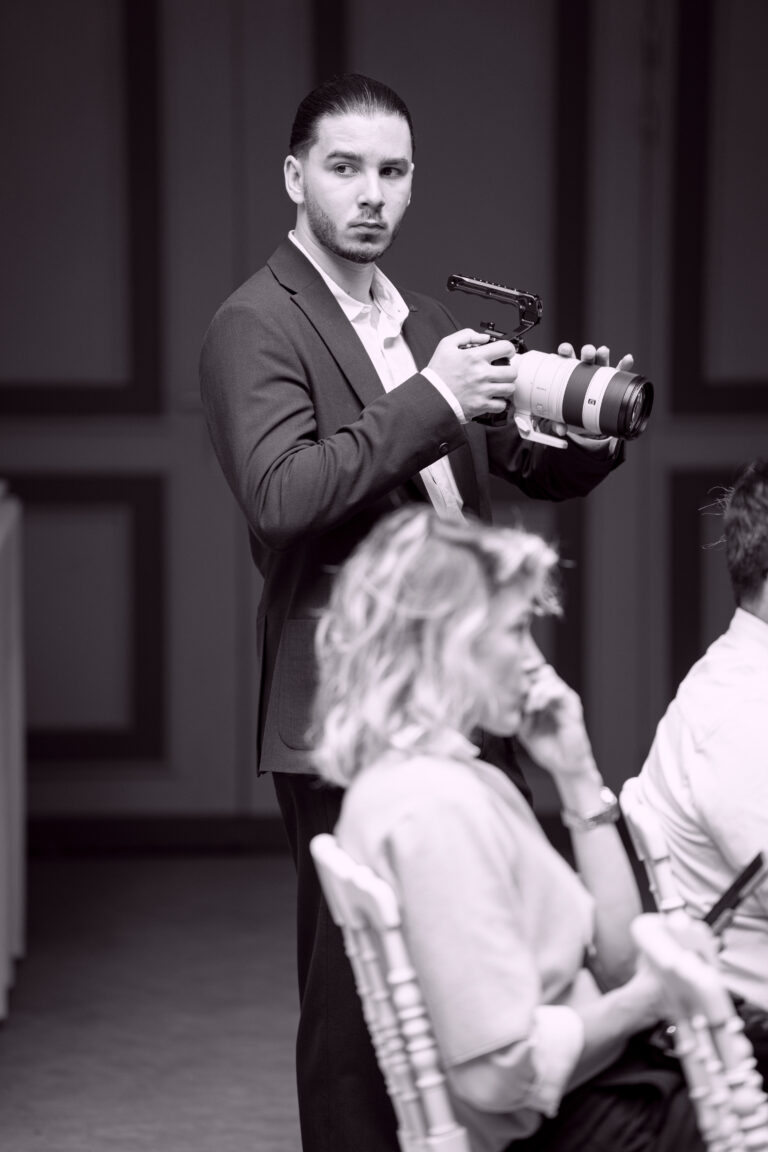 Vidéaste professionnel équipé pour un tournage événementiel