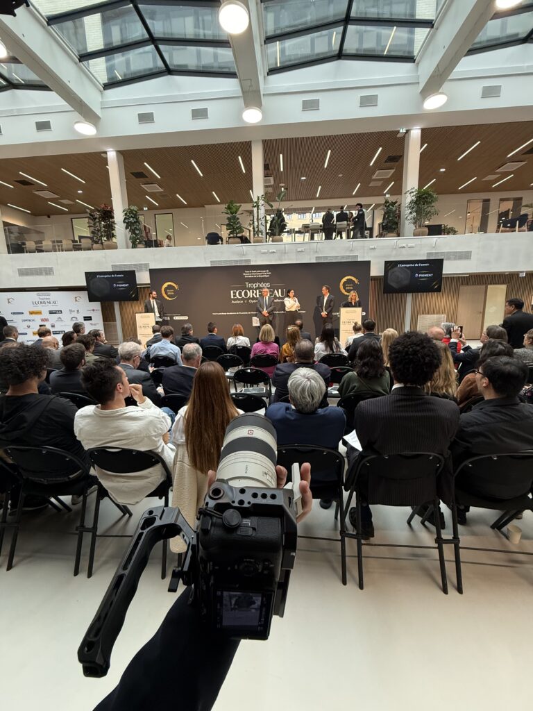 Vidéaste en captation live pendant un séminaire d’entreprise